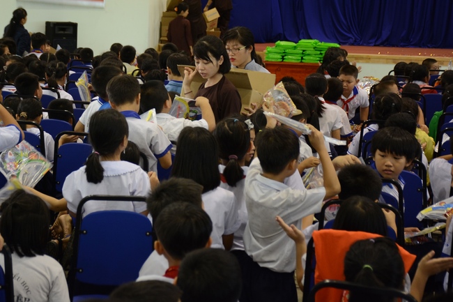 Giving gift portions to pupils on the occasion of Mid-Autumn Festival